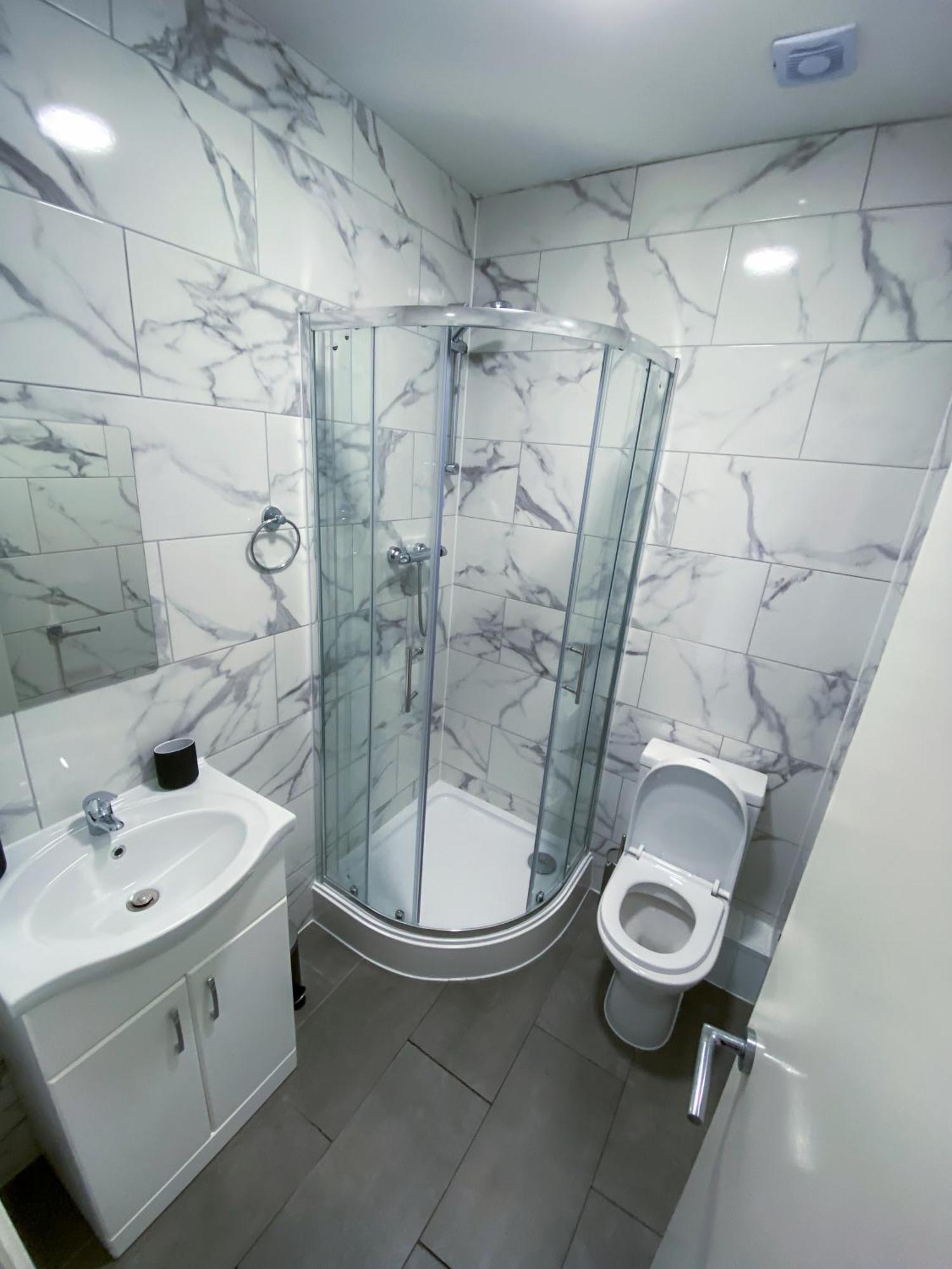 Modern 1 Bedroom Flat In Wood Green London Bagian luar foto