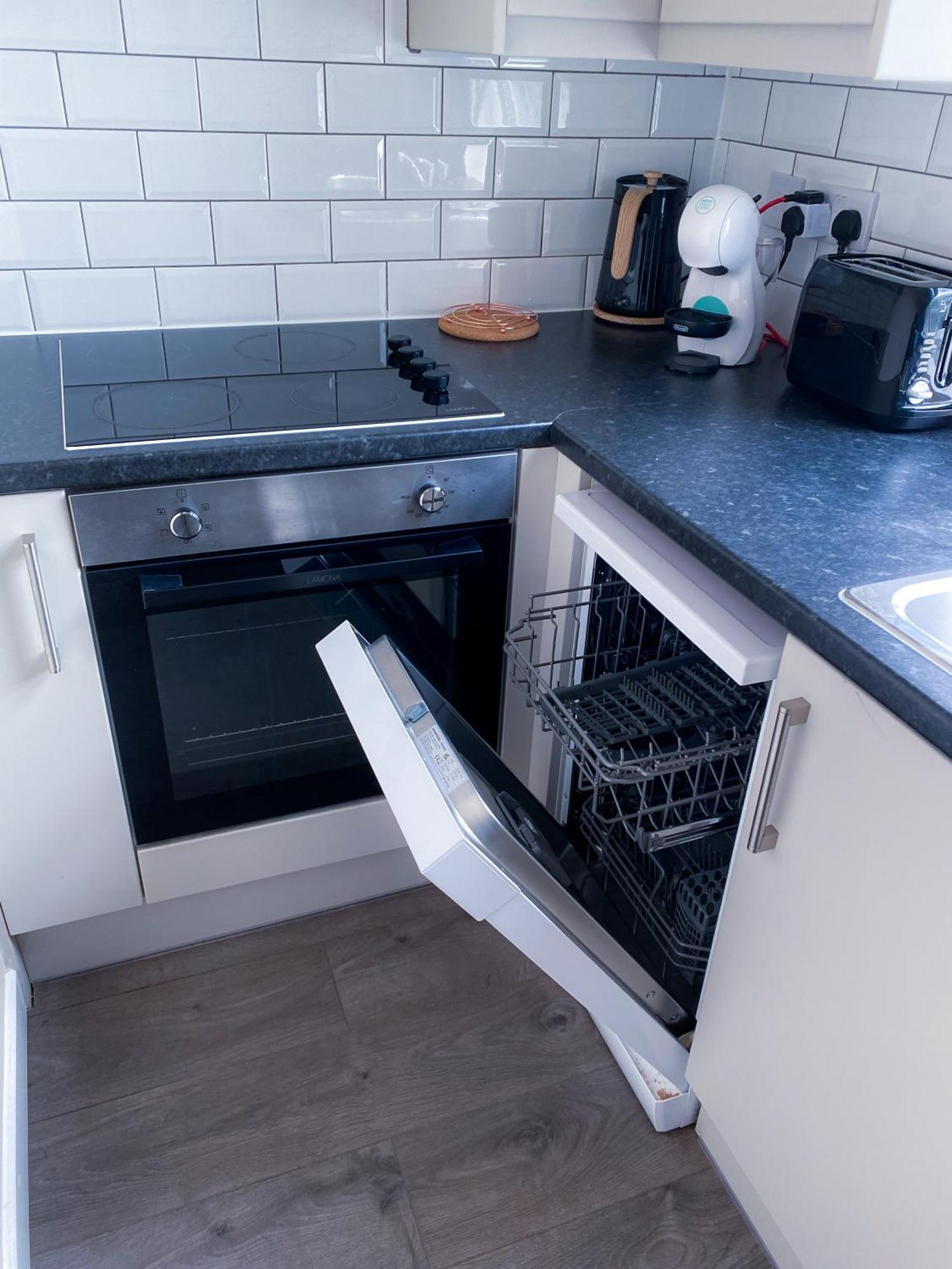 Modern 1 Bedroom Flat In Wood Green London Bagian luar foto