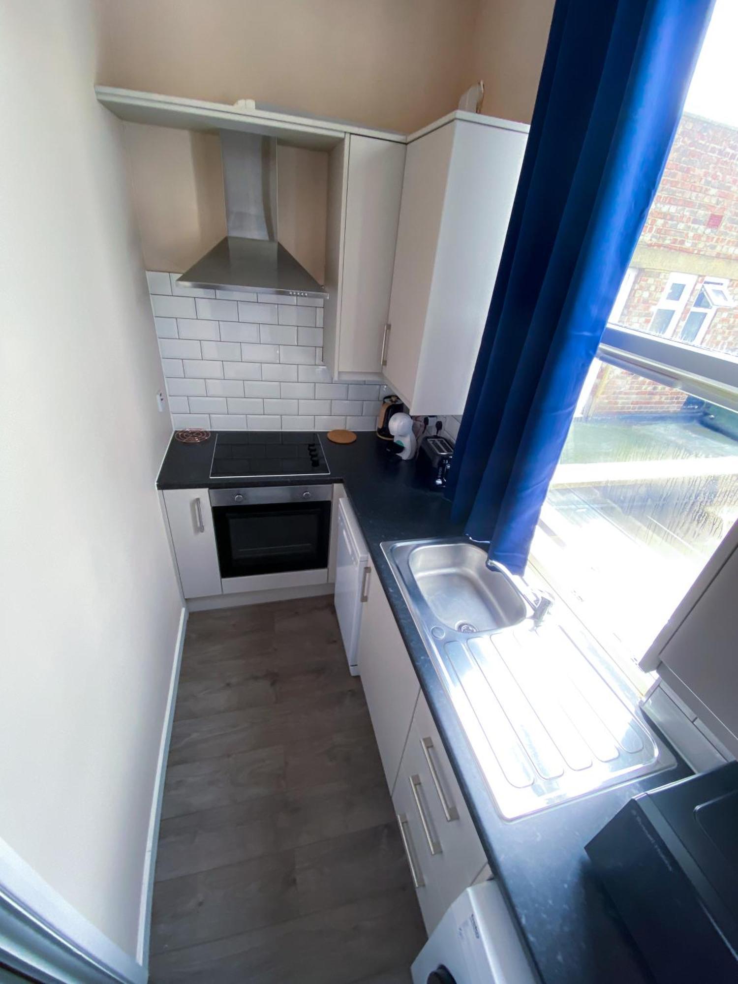 Modern 1 Bedroom Flat In Wood Green London Bagian luar foto