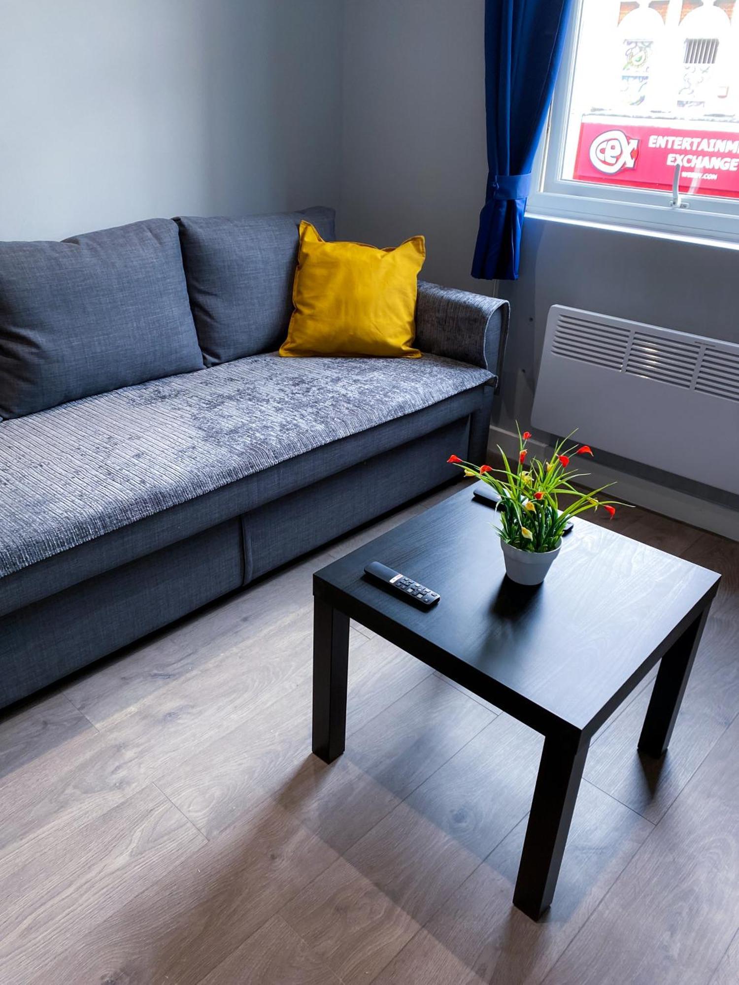 Modern 1 Bedroom Flat In Wood Green London Bagian luar foto